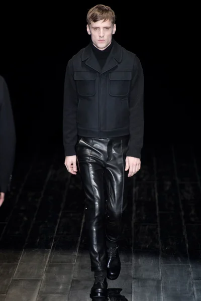 Look 32